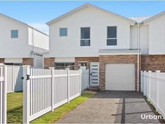 74 Balmoral Parade, Tullimbar Townhouse for rent Listed by Ur.