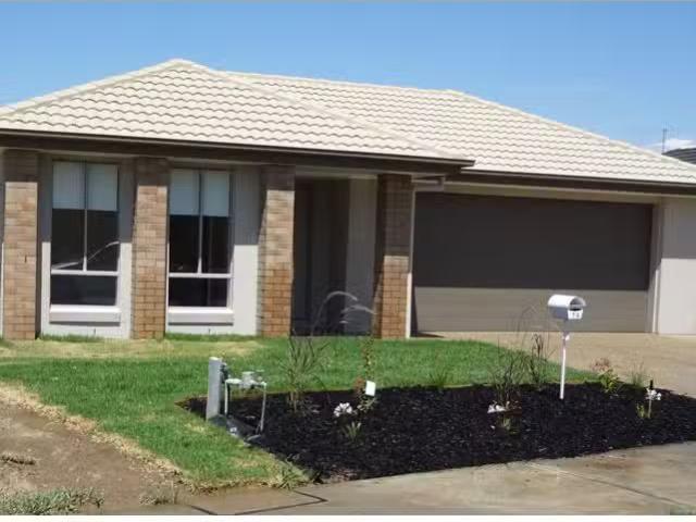74 Greta Drive, HAMILTON VALLEY House for rent Listed by Lisa.