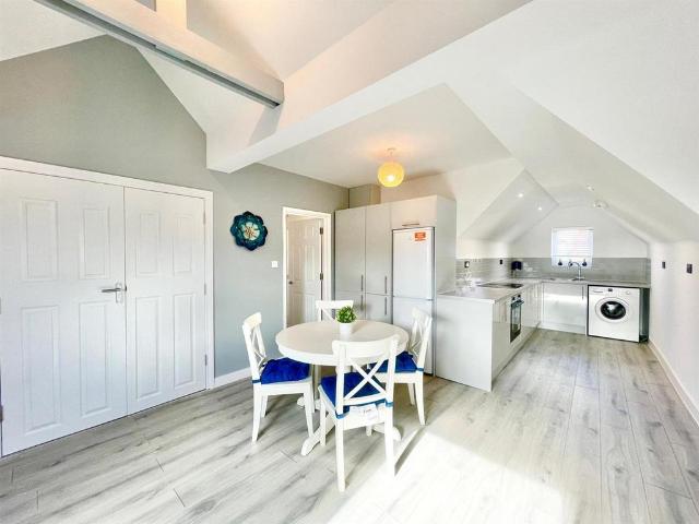 74 Higham Hill Road, London E17 2 bed flat to rent £2,400 pcm £554 pw