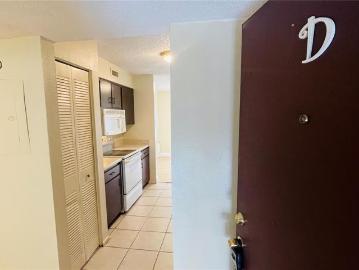 7504 Needle Leaf Pl, Unit 68, Tampa, FL 33617 | MLS #O6393