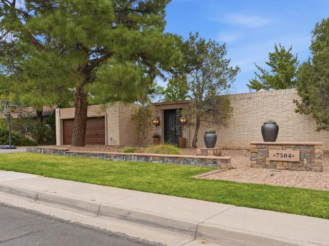 7504 La Madera Road NE