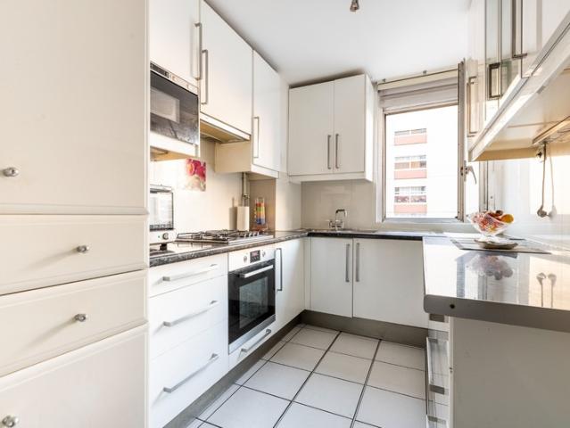 75019 PARIS VILLA CURIAL ETAGE ELEVE TRAVERSANT EST/OUEST BALCON DE 6M2 4 CHAMBRES POSSIBLE CAVE ET PARKING DISPONIBLE
