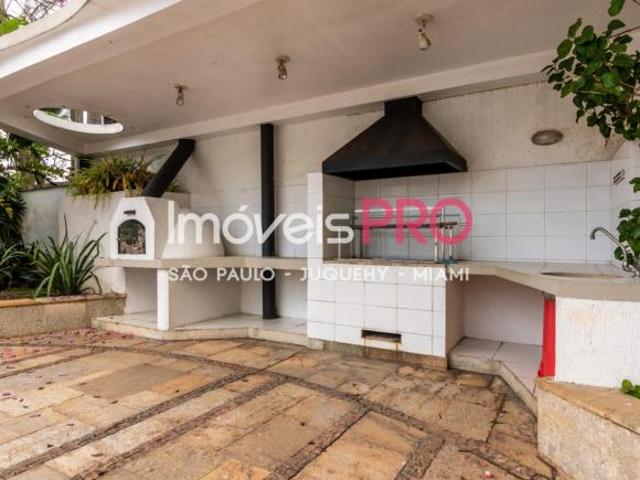 750m² com 4 suítes, piscina, churrasqueira para venda em Cidade Jardim