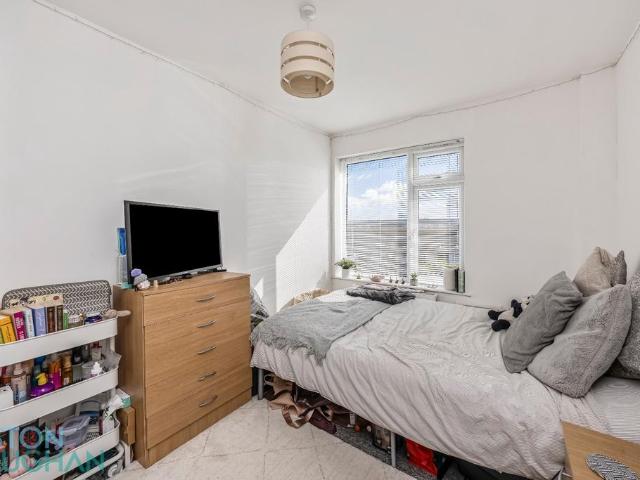 75 Uplands Road, East Sussex BN1 Studio to rent £550 pcm £127 pw