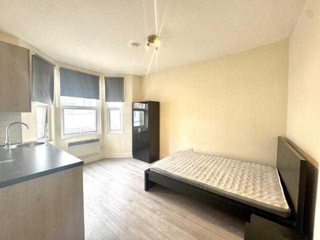 75 Beaconsfield Road, Southall. Studio to rent £1,100 pcm £254 pw