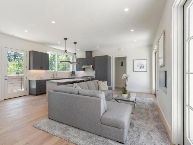 761767 University Drive