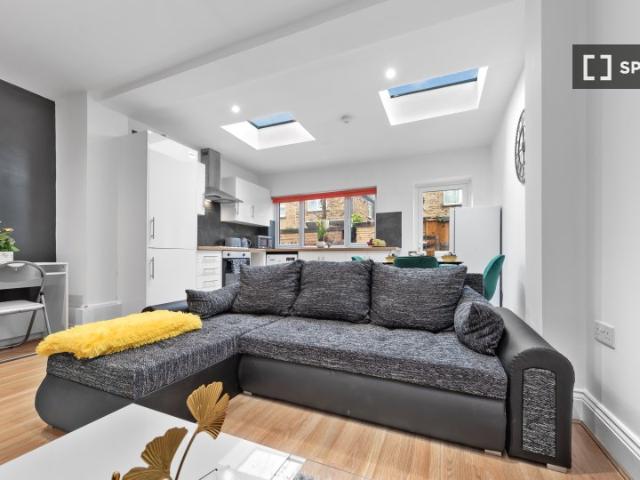 76 Furley Road, London, SE15 1UG, United Kingdom | 2 bed apartment for rent #138104876 | Rentberry