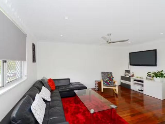 76 Lancaster Street, COORPAROO House for rent Listed by Noah.