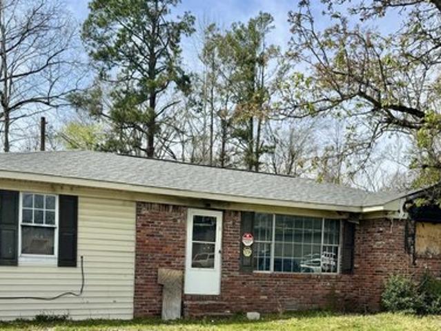 774 Peach St, Selmer, TN 38375