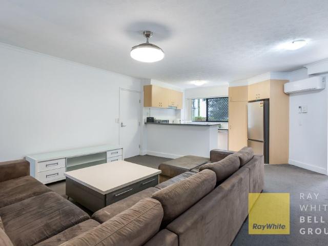 $780 per week / $3,120 Bond