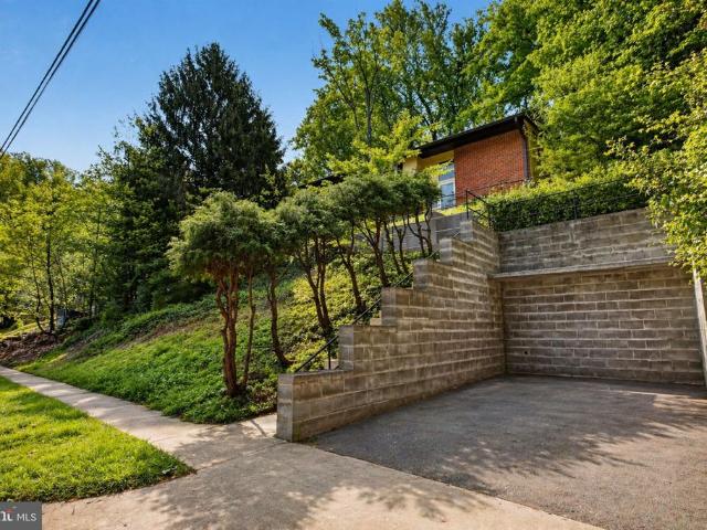 7818 Glenister Drive