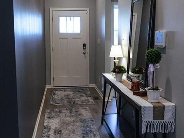 7831 W 105th Place