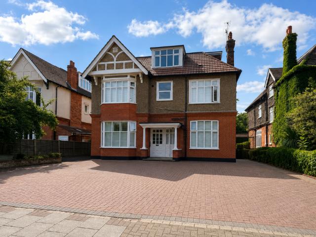 78 Scotts Lane, Bromley BR2 Studio to rent £1,850 pcm £427 pw
