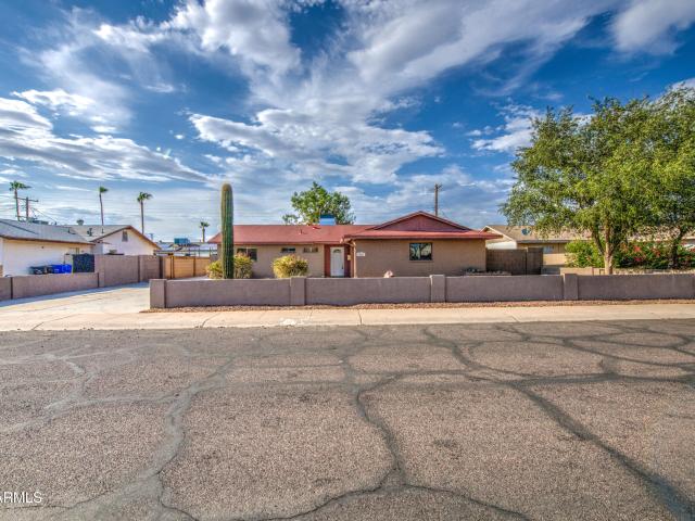 7922 W EARLL Drive
