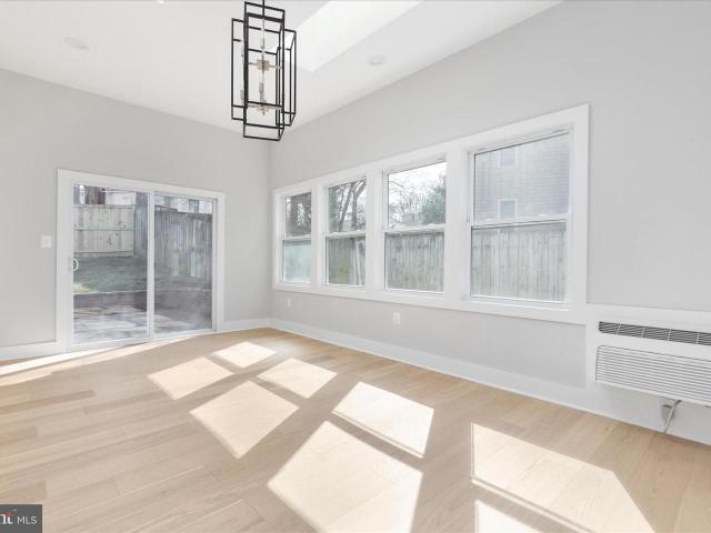 7944 Freehollow Dr, Falls Church, VA