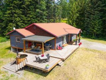 7957 Highway 3, Yahk, BC, V0B 2P0 house for sale | Listing ID 10352 | Royal LePage