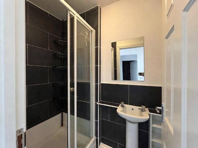 79 Embankment Road, Flat 6 1 bed apartment to rent £850 pcm £196 pw