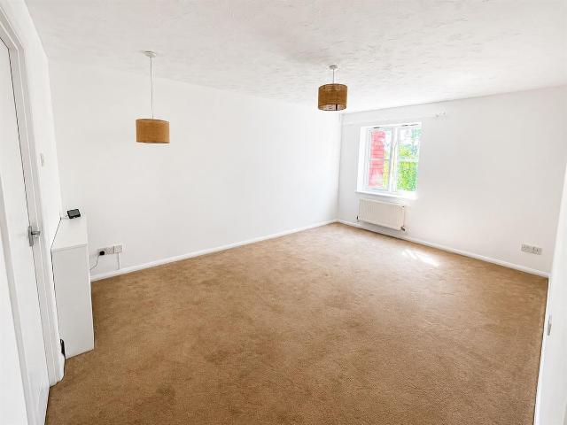 79 Kings Chase, Brentwood CM14, 1 bed flat to rent, £1,400 pcm | PrimeLocation