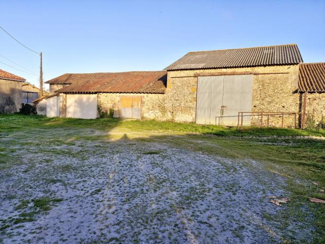 79 LAGEON LONGERE POITEVINE AVEC DEPENDANCES ET TERRAINS