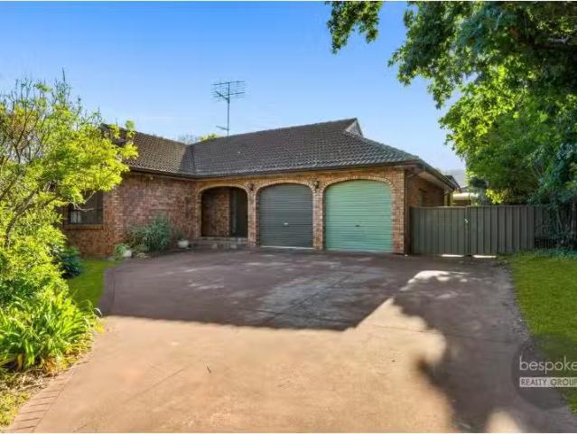 79 Russell Street, Emu Plains House for rent Listed by Leasin.