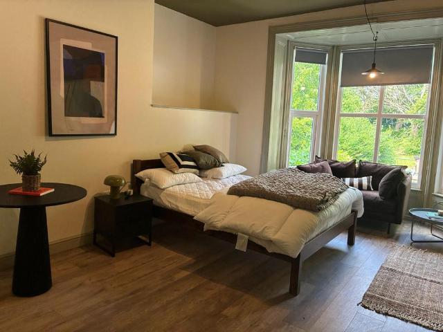 7 Moorland Road, Leeds LS6 Studio to rent £1,125 pcm £260 pw
