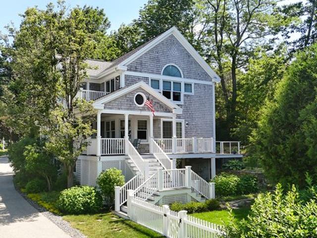 7 Orchard Ln, York, ME 03909