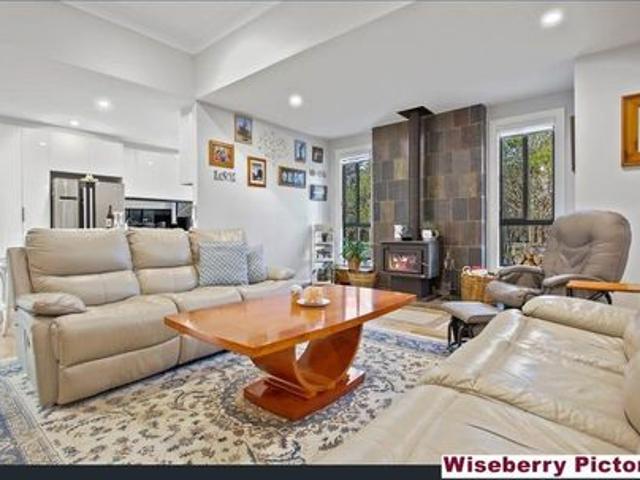 7 Acres of Countryside Living !