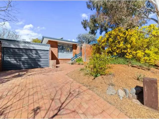 7 Araba Street, Aranda House for rent Listed by Taye Burgmann.