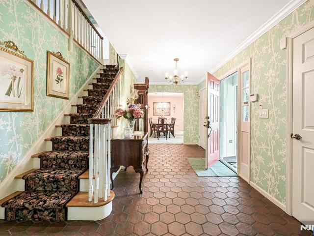 7 Arthur Court
