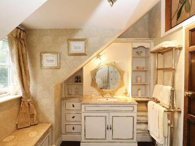 7 bed house for sale
