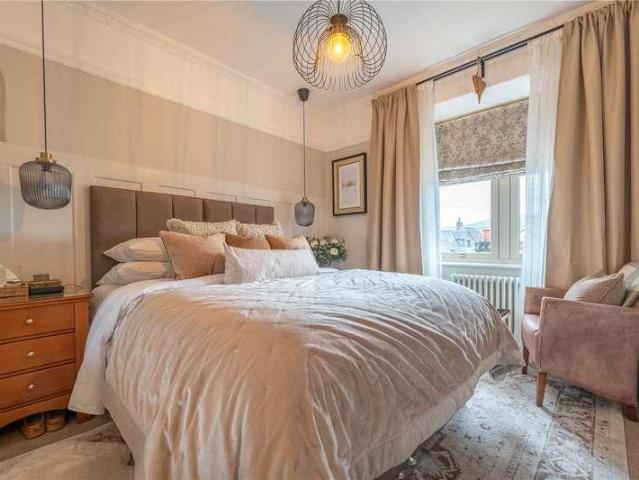 7 bed house for sale