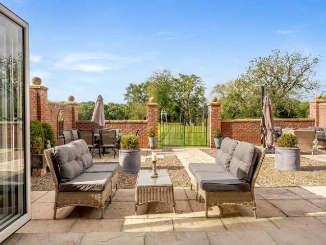 7 bed house for sale