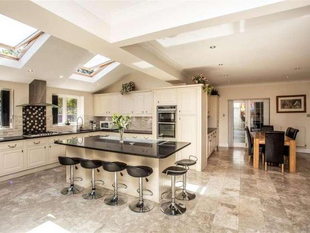7 bed house for sale