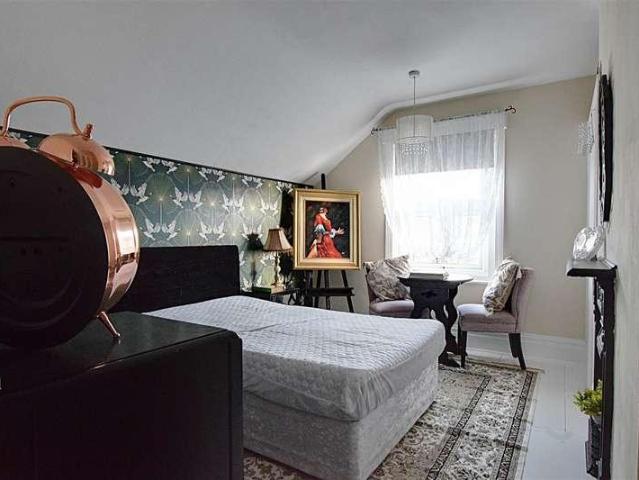 7 bed house for sale