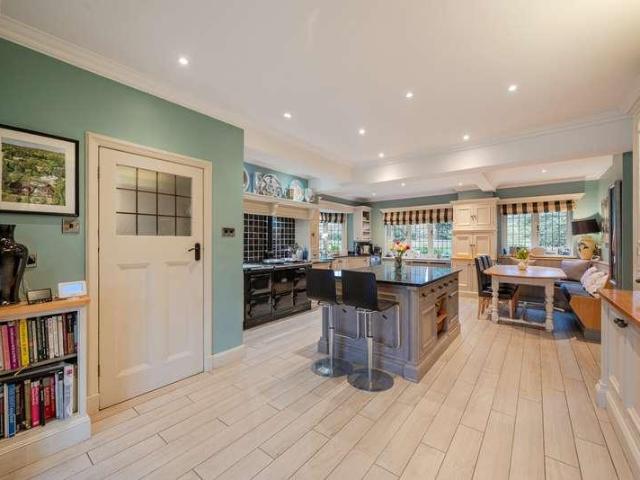 7 bed house for sale