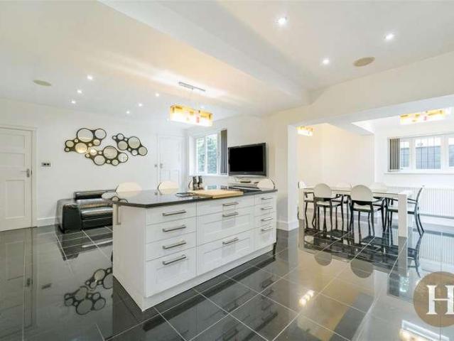 7 bed house for sale