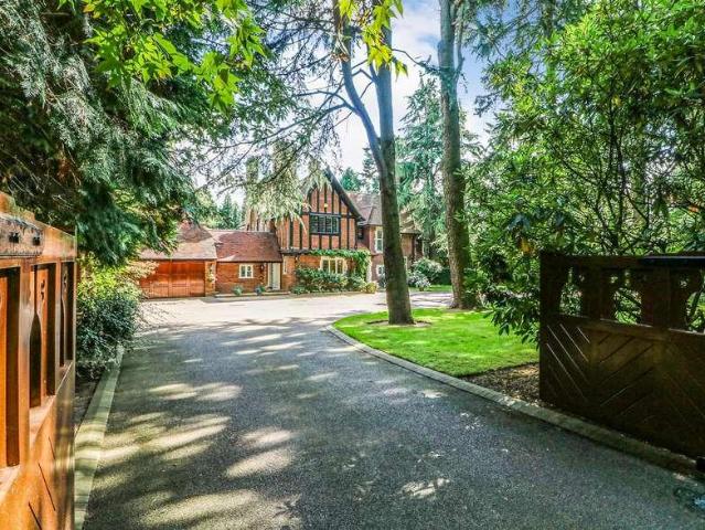 7 bed house for sale