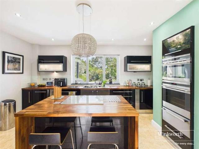 7 bed house for sale