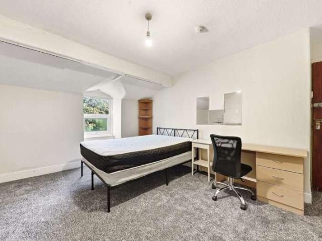 7 bed house for sale