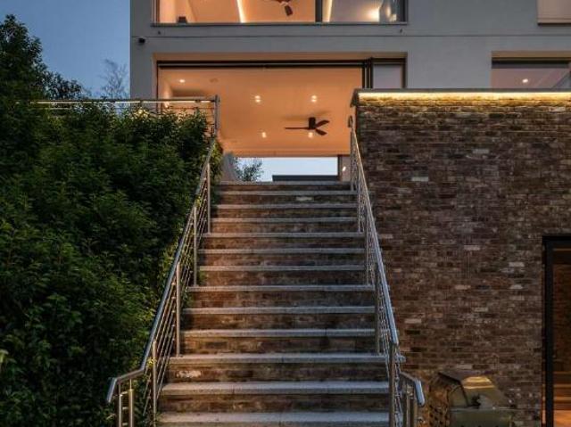 7 bed house for sale