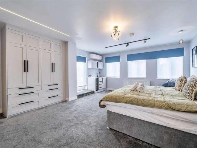 7 bed house for sale