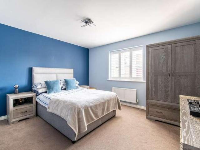 7 bed house for sale