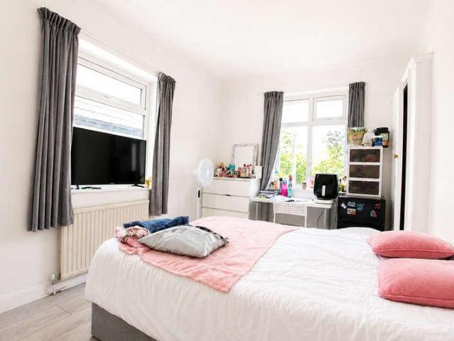 7 bed house for sale