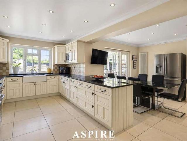 7 bed house for sale