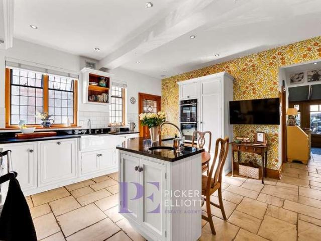 7 bed house for sale
