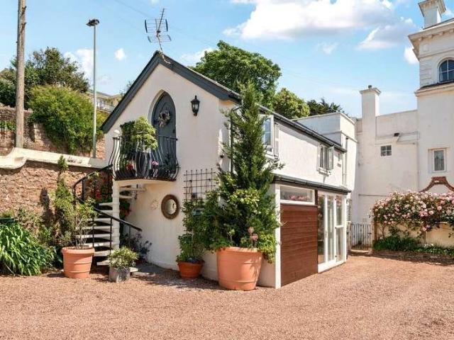 6 bed house for sale