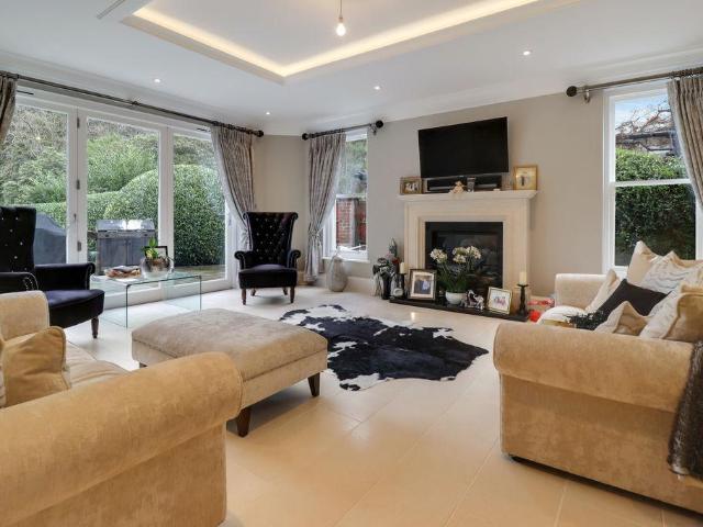 7 bed house for sale