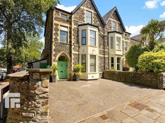 7 bed house for sale