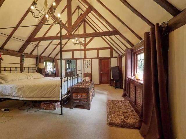 7 bed house for sale