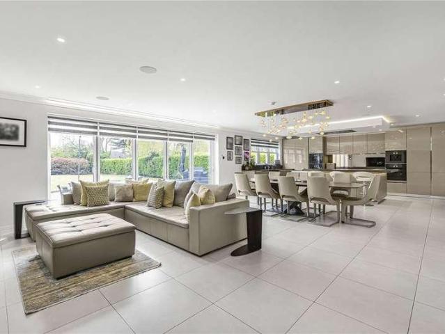 7 bed house for sale